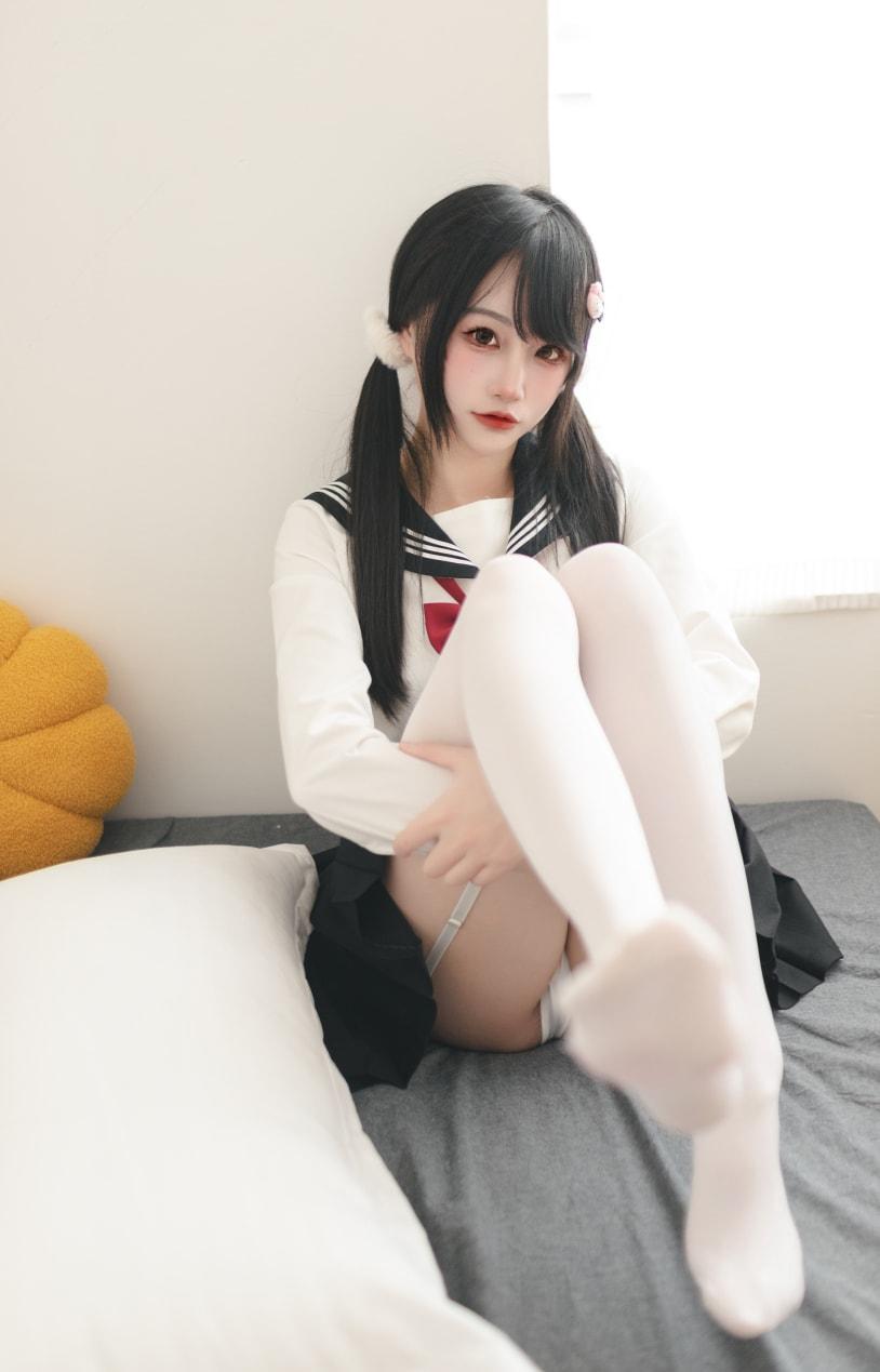 嗷呜酱 – 水手服最新推荐