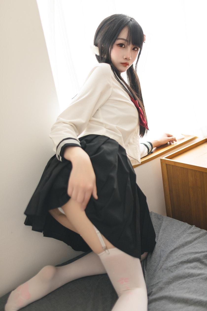 嗷呜酱 – 水手服最新推荐